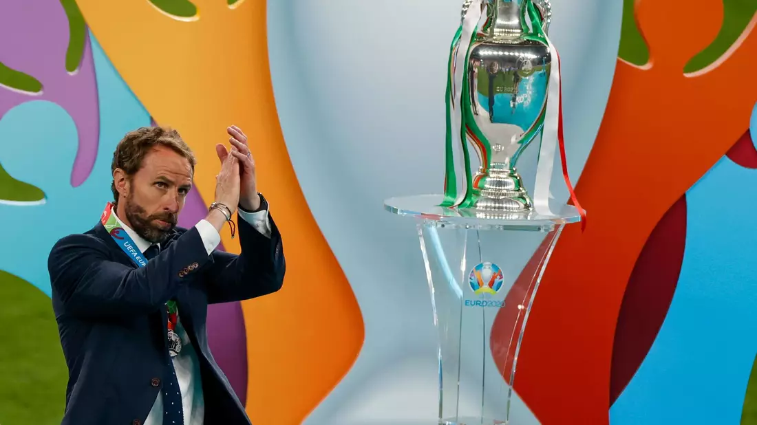 So nah dran - und doch kein Pokal: Southgate nach dem EM-Finale 2021. - Bild: John Sibley/Pool Reuters/AP/dpa