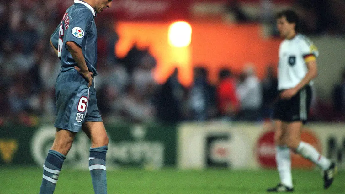 Frust pur: Southgate verschießt bei der Heim-EM 1996 - Bild: Bernd Weissbrod/dpa