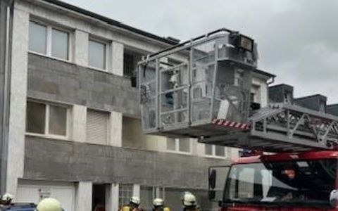FW Düren: Zimmerbrand in Birkesdorf, ein Bewohner gerettet. - Foto: presseportal.de