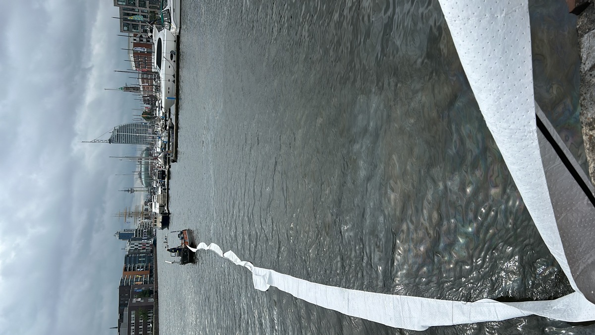 FW Bremerhaven: Ölfilm im Neuen Hafen - Foto: presseportal.de