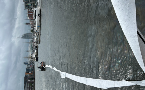 FW Bremerhaven: Ölfilm im Neuen Hafen - Foto: presseportal.de