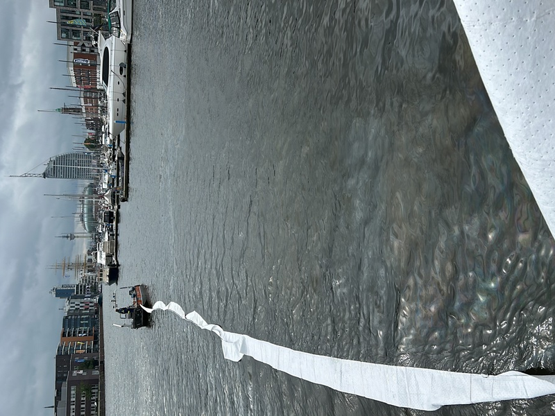 FW Bremerhaven: Ölfilm im Neuen Hafen - Foto: presseportal.de