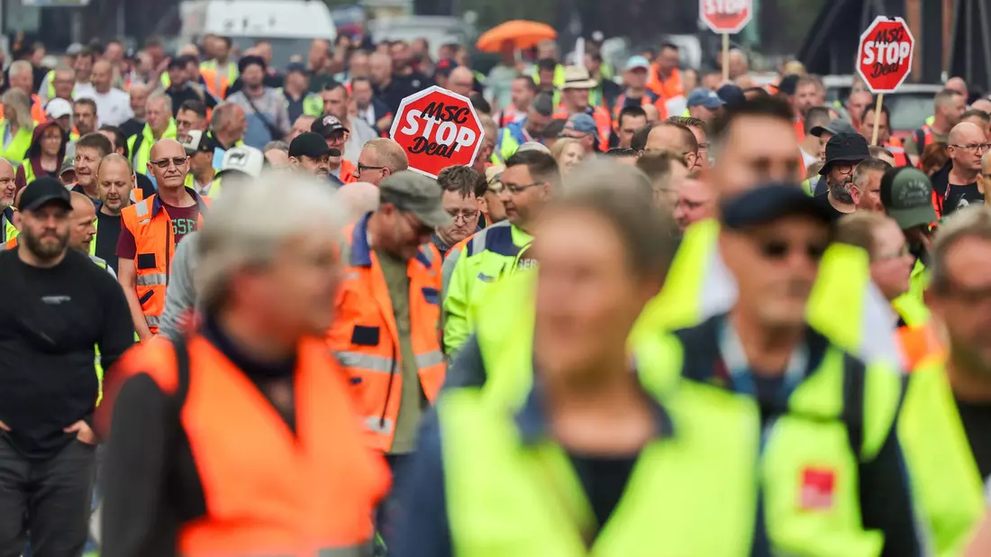 Hafenarbeiter demonstrieren für eine bessere Bezahlung. (Archivfoto) - Bild: Ulrich Perrey/dpa