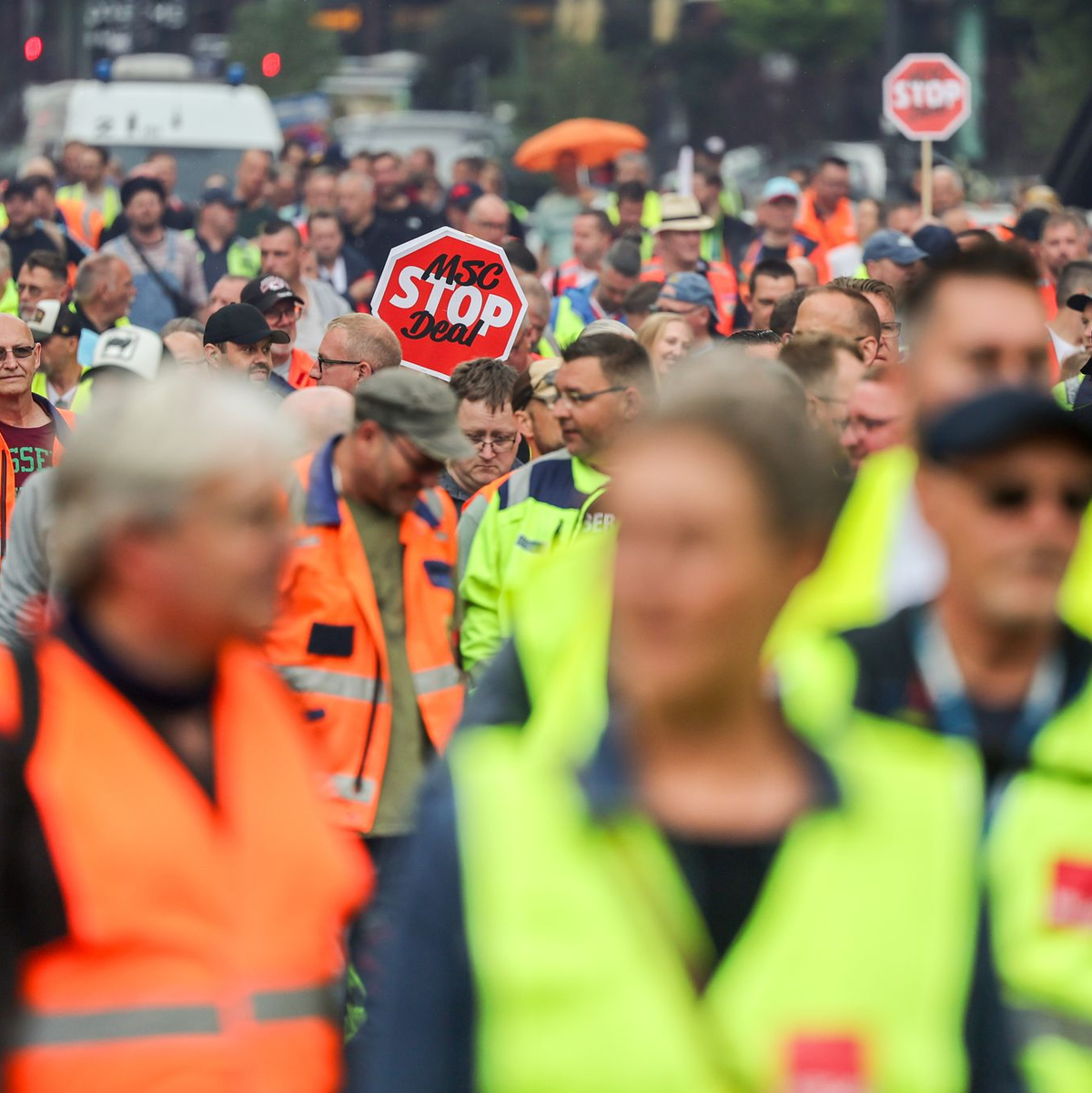 Hafenarbeiter demonstrieren für eine bessere Bezahlung. (Archivfoto) - Foto: Ulrich Perrey/dpa