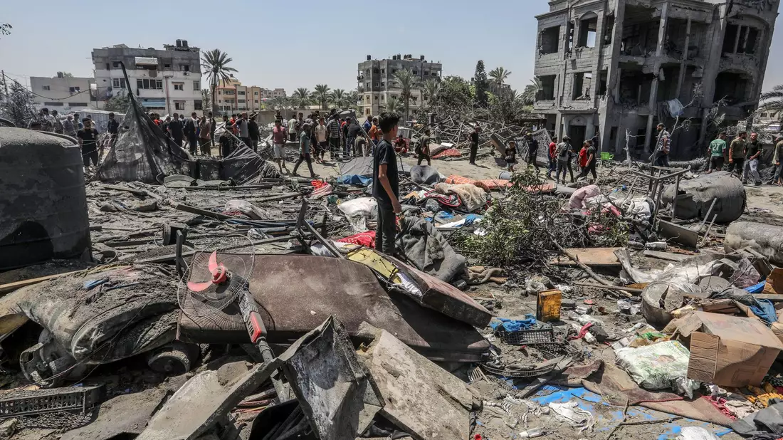 Palästinensischen Angaben zufolge wurden bei israelischen Angriffen in Al-Mawasi Dutzende Menschen getötet und Dutzende verletzt. - Bild: Abed Rahim Khatib/dpa