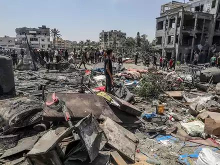 Rettungskräfte bergen Opfer im Al-Mawasi-Lager im Gazastreifen - Foto: Abed Rahim Khatib/dpa