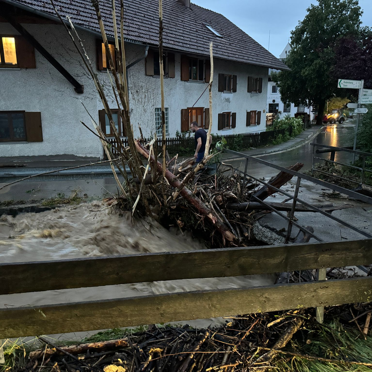 Die Helfer in Bayern rückten vor allem wegen umgestürzter Bäume, überschwemmter Straßen und vollgelaufener Keller aus. - Foto: Michael Breher/dpa