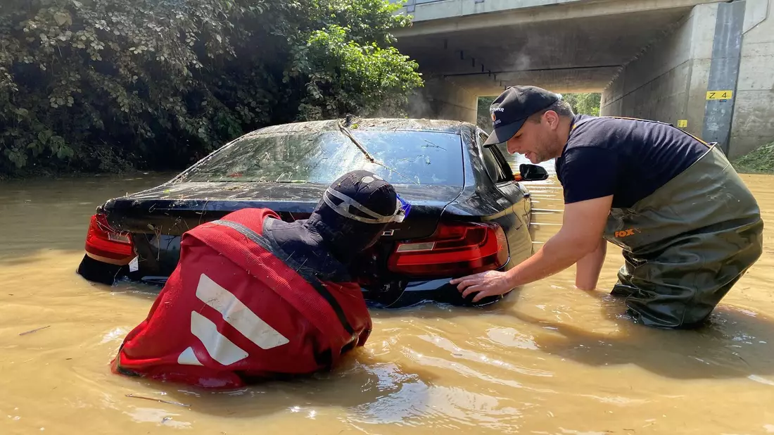 Starkregen und Hagelstürme richteten in vielen Regionen Österreichs Schäden an.  - Bild: Thomas Zeiler/FEUERWEHR APFELBERG/APA/dpa