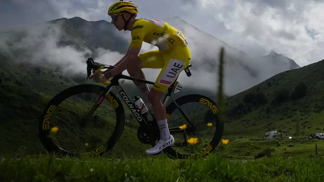 Der Slowene Tadej Pogacar dominiert die diesjährige Tour de France. - Bild: Daniel Cole/AP