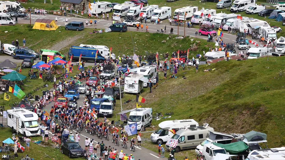Viele Fans feuerten die Fahrer auf der schweren Bergetappe an.  - Bild: Pool Luca Bettini/Belga/dpa