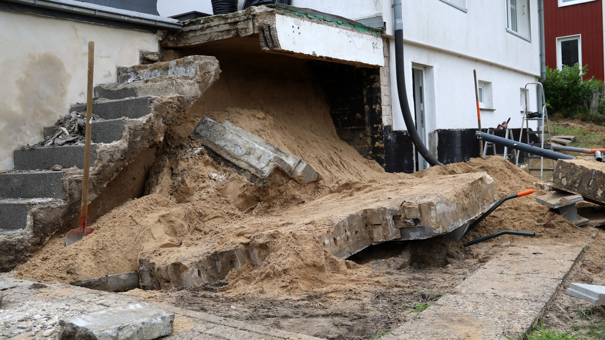 FW Hambühren: Dramatischer Rettungseinsatz gelingt: Mann wird von umstürzender Mauer begraben und muss von Feuerwehr aus Trümmern befreit werden - Foto: presseportal.de