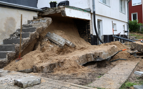 FW Hambühren: Dramatischer Rettungseinsatz gelingt: Mann wird von umstürzender Mauer begraben und muss von Feuerwehr aus Trümmern befreit werden - Foto: presseportal.de
