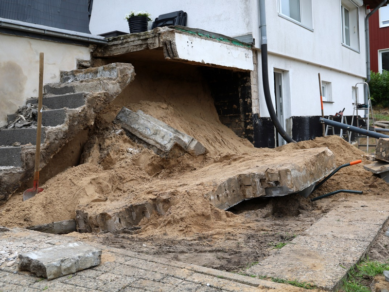 FW Hambühren: Dramatischer Rettungseinsatz gelingt: Mann wird von umstürzender Mauer begraben und muss von Feuerwehr aus Trümmern befreit werden - Foto: presseportal.de