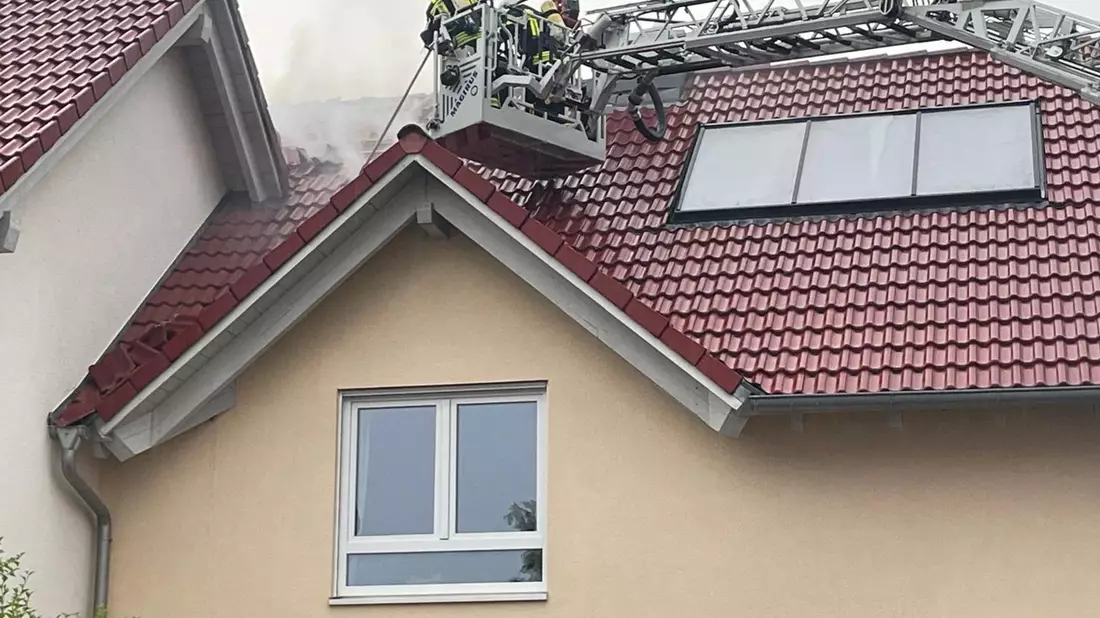LRA-Ravensburg: Dachstuhlbrand nach Blitzschlag - Bild: presseportal.de