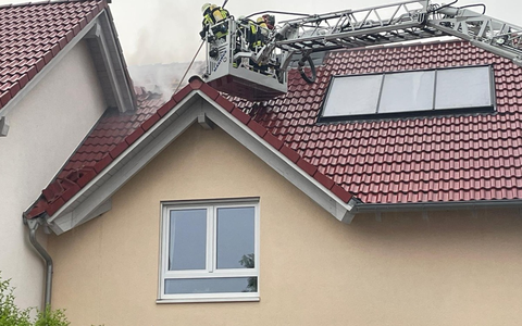 LRA-Ravensburg: Dachstuhlbrand nach Blitzschlag - Foto: presseportal.de