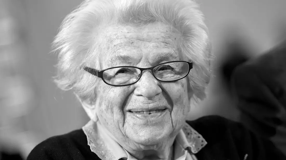 Über Jahrzehnte warb «Dr. Ruth» mit charakteristischem Kichern für mehr Offenheit im Umgang mit Sex. (Archivbild) - Bild: Arne Dedert/dpa
