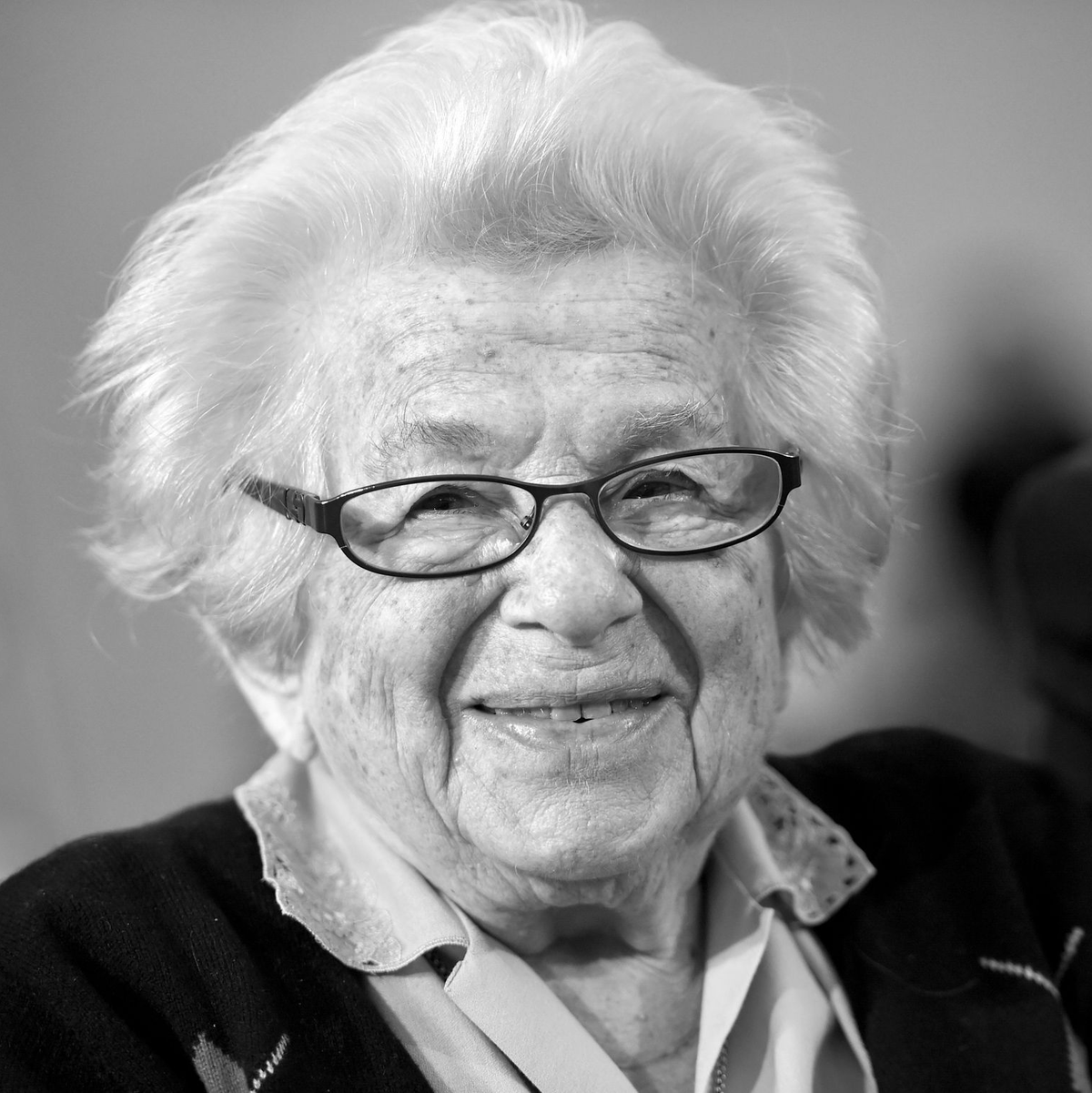 Über Jahrzehnte warb «Dr. Ruth» mit charakteristischem Kichern für mehr Offenheit im Umgang mit Sex. (Archivbild) - Foto: Arne Dedert/dpa