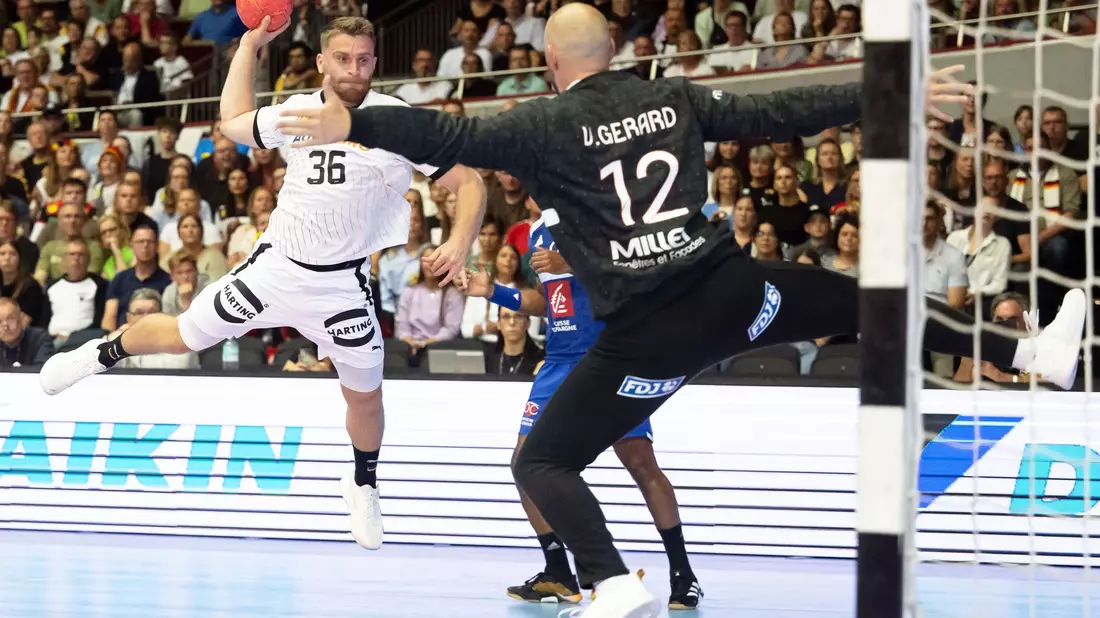 Kapitän Johannes Golla muss beim Handball-Test gegen Frankreich angeschlagen raus.  - Bild: Bernd Thissen/dpa