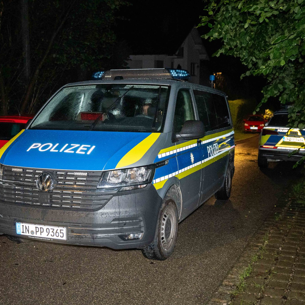 Nach dem Fund einer Leiche fahndet die Polizei nach dem flüchtigen Täter. - Foto: Vifogra / Haubner/vifogra/dpa