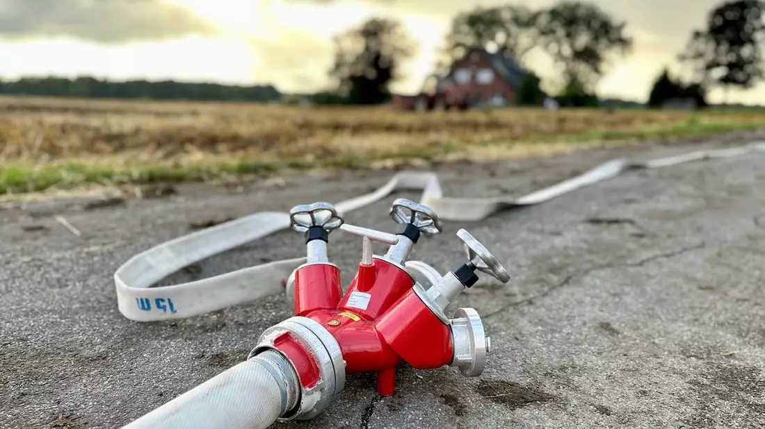 FW Hünxe: Traktor rammt Strommast - Mehrere Häuser ohne Strom - Bild: presseportal.de