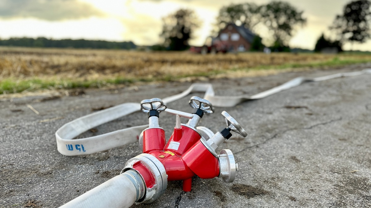 FW Hünxe: Traktor rammt Strommast - Mehrere Häuser ohne Strom - Foto: presseportal.de