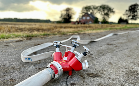 FW Hünxe: Traktor rammt Strommast - Mehrere Häuser ohne Strom - Foto: presseportal.de