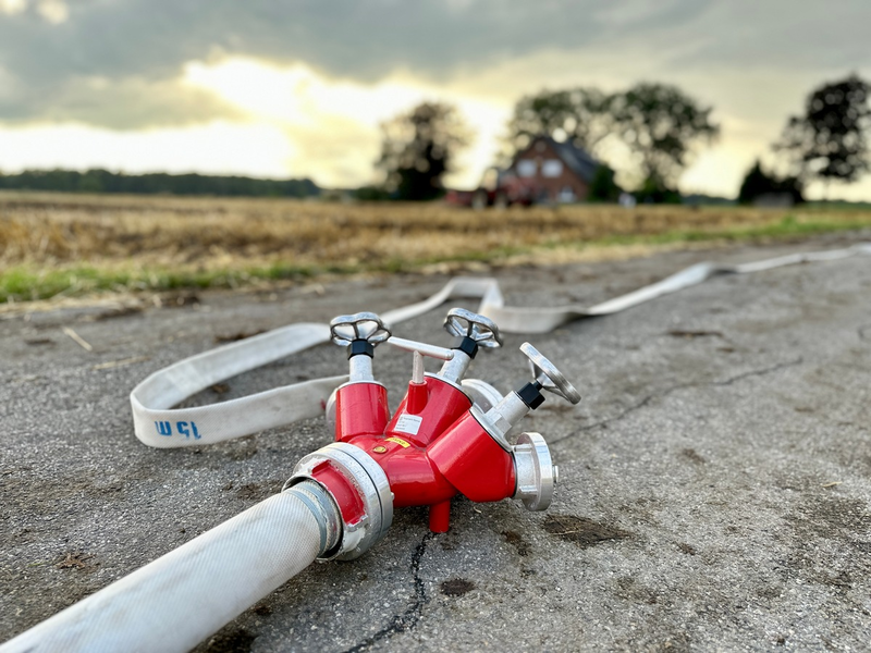 FW Hünxe: Traktor rammt Strommast - Mehrere Häuser ohne Strom - Foto: presseportal.de