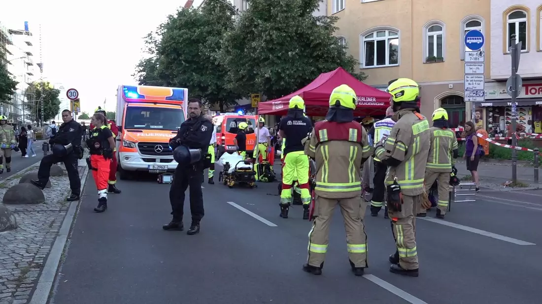 Bei der Auflösung einer großen propalästinensischen Demo in Berlin sind acht Menschen verletzt worden. - Bild: Manuel Genolet/TNN/dpa