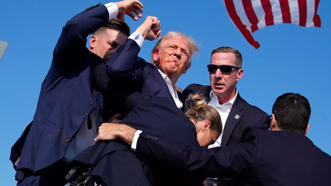 Trump wurde von Sicherheitspersonal von der Bühne gebracht. - Bild: Evan Vucci/AP/dpa