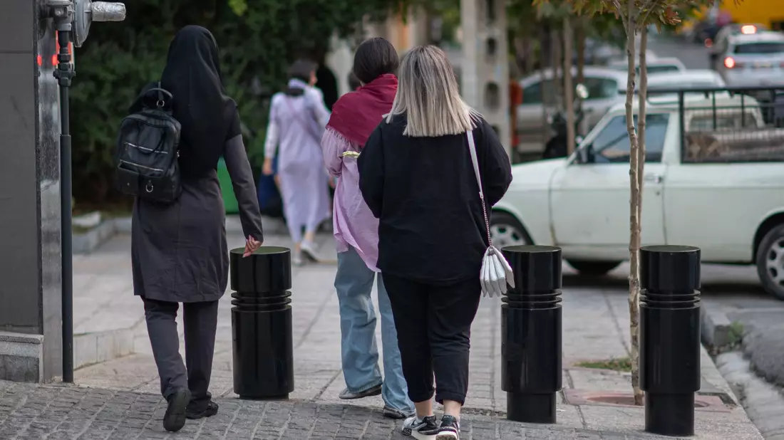 Die iranische Polizei will bei der Einhaltung der islamischen Kleiderordnung der Frauen weiterhin konsequent ihrer Null-Toleranz Linie fortsetzen. (Archivbild) - Bild: Arne Immanuel Bänsch/dpa