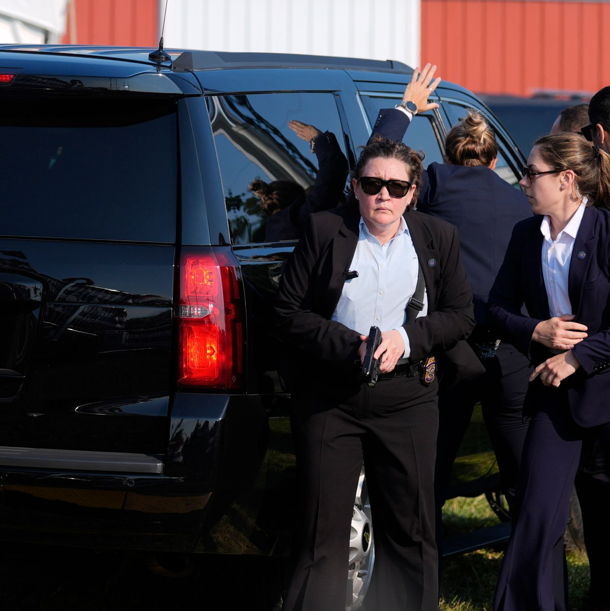 Das Sicherheitspersonal von Trump reagiert sofort. - Foto: Evan Vucci/AP/dpa