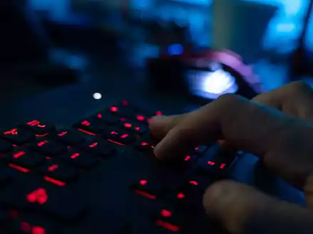 Online-Kriminelle setzten den KI-Chatbot Claude bereits mehrfach für verschiedene Attacken ein, berichtete die Entwicklerfirma Anthropic. (Symbolbild)   - Foto: Nicolas Armer/dpa