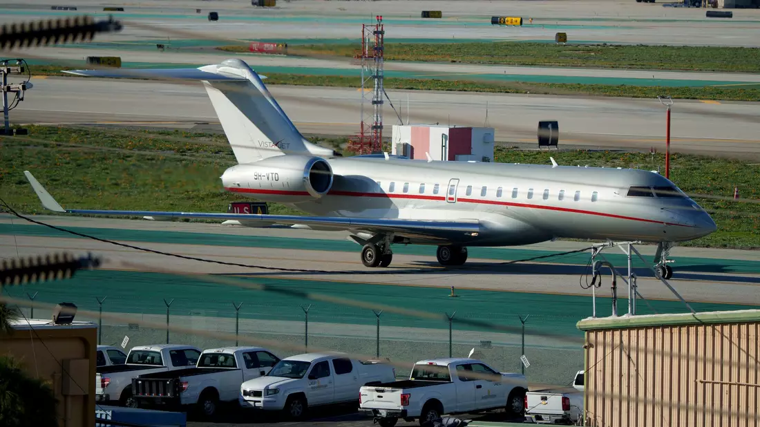 Zu Konzerten, in den Liebesurlaub oder auch zu NFL-Spielen fliegt Swift vor allem mit ihrem Privatjet. (Archivfoto) - Bild: Eric Thayer/AP/dpa