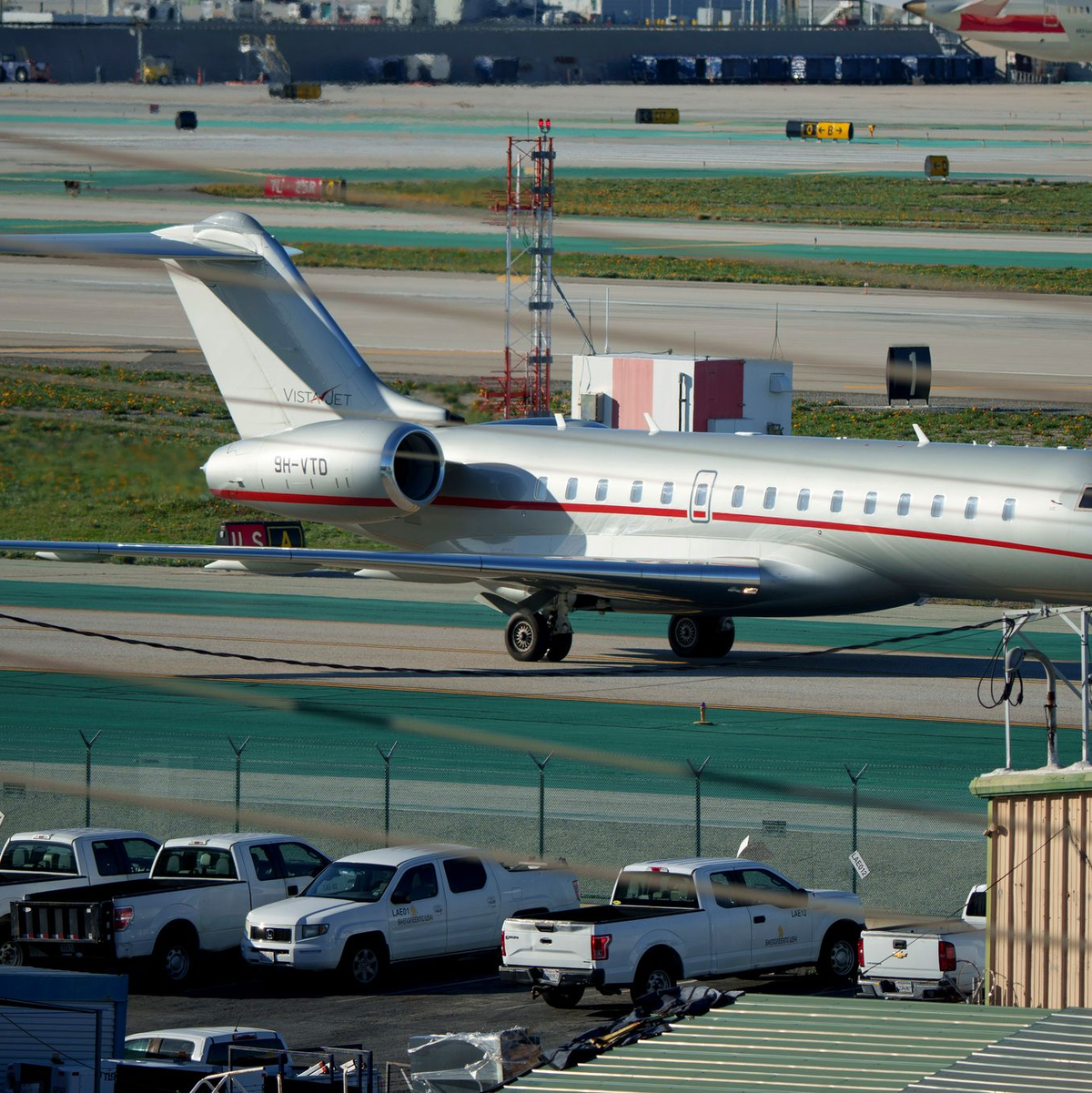 Zu Konzerten, in den Liebesurlaub oder auch zu NFL-Spielen fliegt Swift vor allem mit ihrem Privatjet. (Archivfoto) - Foto: Eric Thayer/AP/dpa