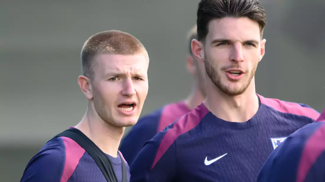 Der teuerste Sechser der Welt: Englands Declan Rice (r). - Bild: Robert Michael/dpa