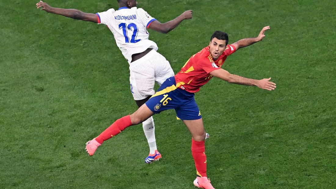 Einer der besten Sechser der Welt: Spaniens Rodri (r). - Bild: Sven Hoppe/dpa
