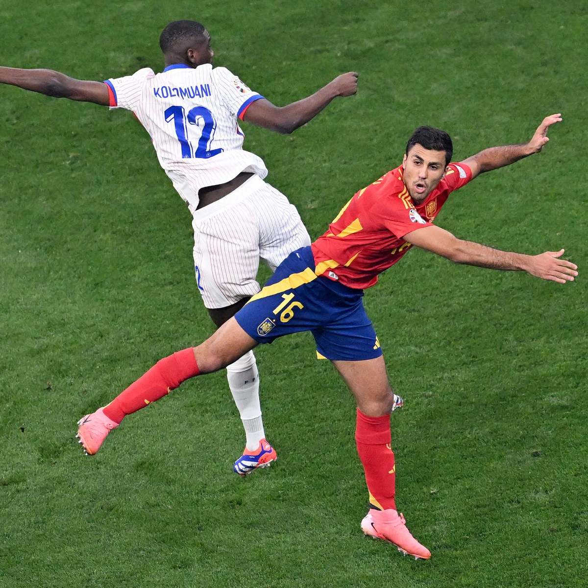 Einer der besten Sechser der Welt: Spaniens Rodri (r). - Foto: Sven Hoppe/dpa