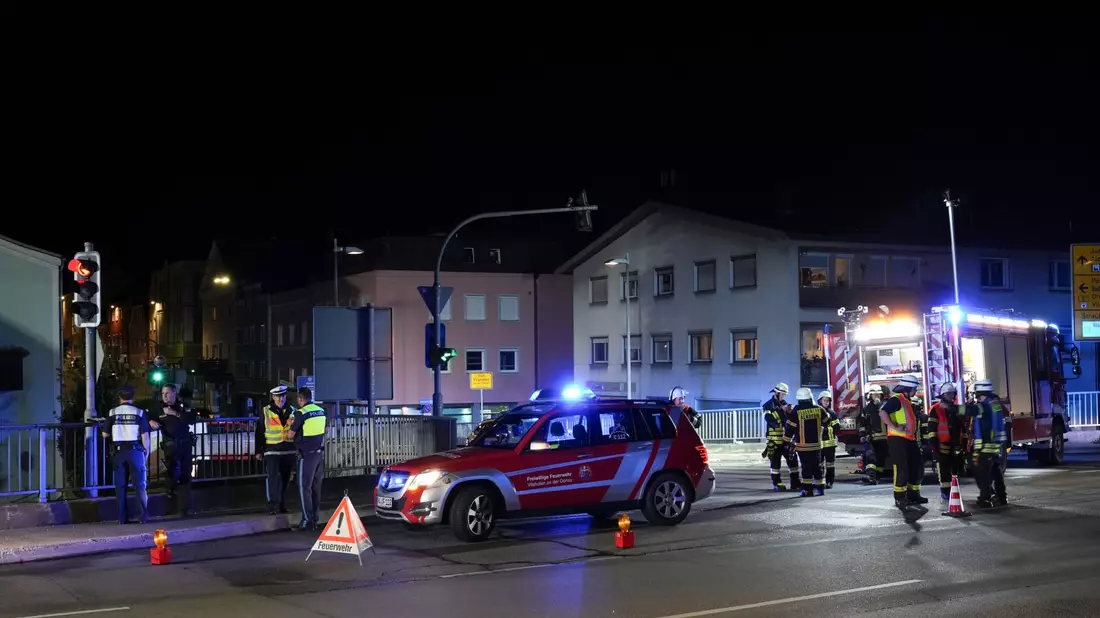 Rettungskräfte sichern den Einsatzort in Vilshofen: Mindestens sechs Menschen soll der Autofahrer mit seinem Fahrzeug verletzt haben. - Bild: Th. Krenn/zema-medien.de/dpa