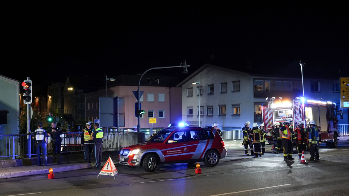 Rettungskräfte sichern den Einsatzort in Vilshofen: Sechs Menschen hat ein mutmaßliche Schleuser bei seiner Flucht mit seinem Fahrzeug angefahren. - Foto: Th. Krenn/zema-medien.de/dpa