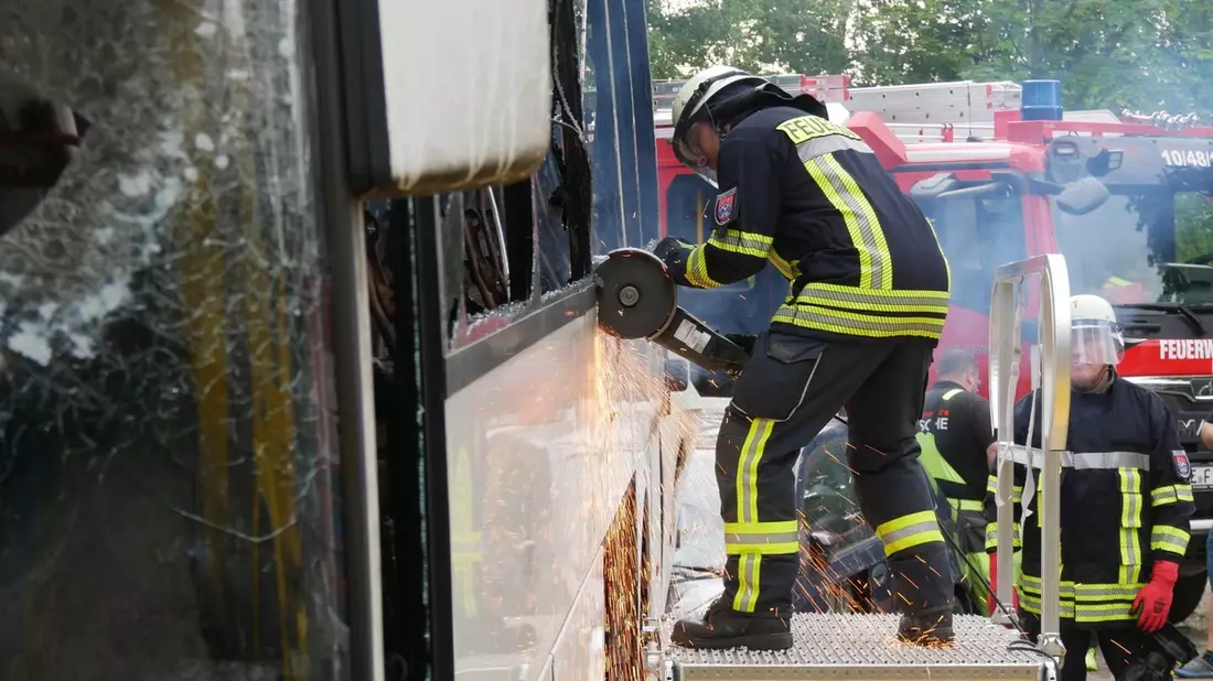 FW Celle: Technische Rettung aus Bus geübt! - Bild: presseportal.de