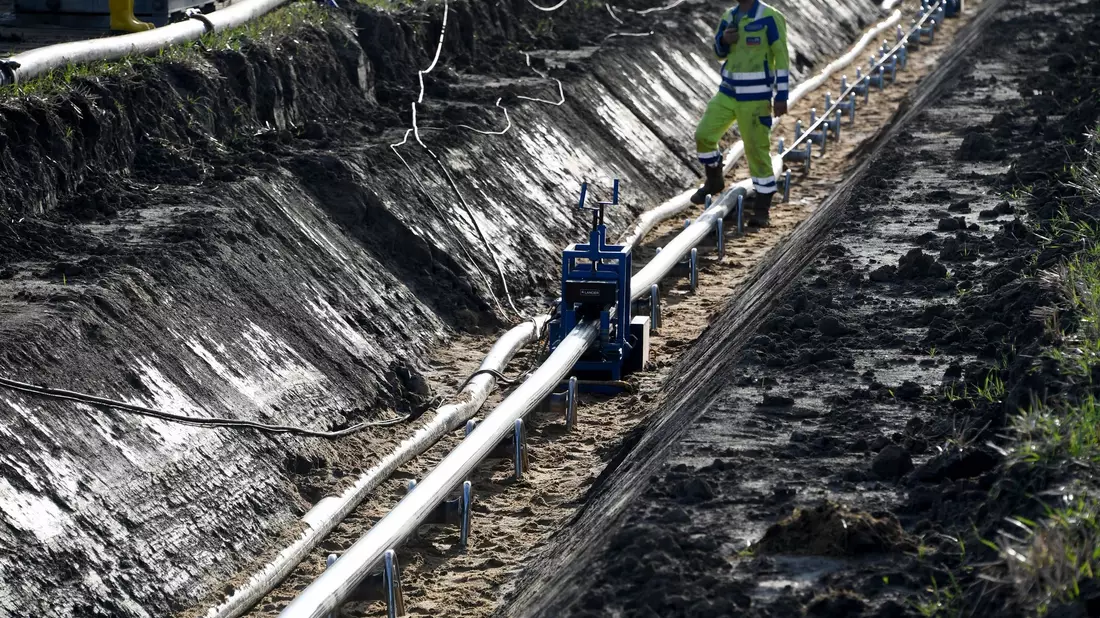 Kabel unter der Erde zu verlegen, verschandelt die Landschaft nicht, ist aber teurer als Freileitungen. - Bild: Carsten Rehder/dpa