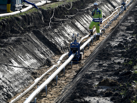 Kabel unter der Erde zu verlegen, verschandelt die Landschaft nicht, ist aber teurer als Freileitungen. - Foto: Carsten Rehder/dpa