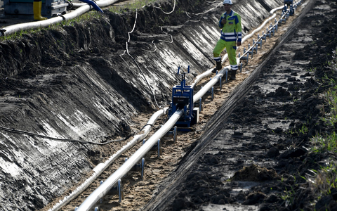 Kabel unter der Erde zu verlegen, verschandelt die Landschaft nicht, ist aber teurer als Freileitungen. - Foto: Carsten Rehder/dpa