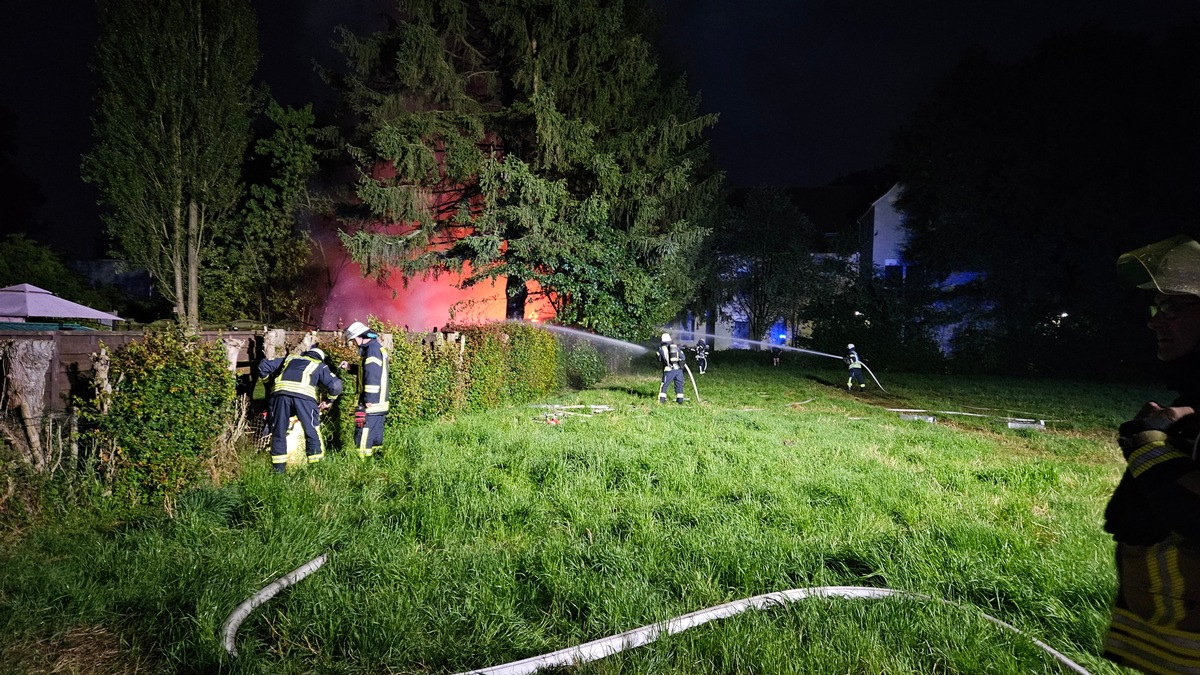 FW Datteln: Laubenbrand sorgt für 20 Meter hohe Flammen - Foto: presseportal.de