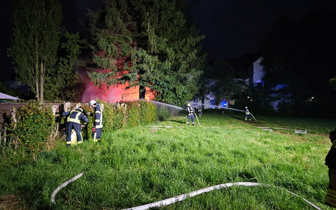 FW Datteln: Laubenbrand sorgt für 20 Meter hohe Flammen - Foto: presseportal.de
