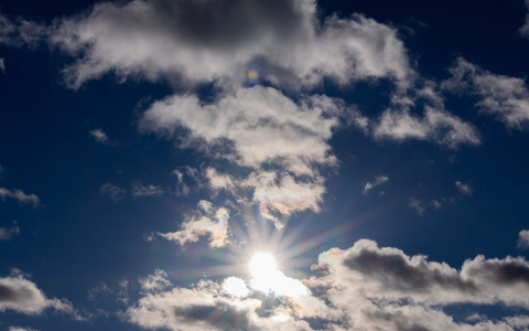 Die Temperaturen steigen zum Wochenauftakt auf bis zu 30 Grad, im Westen und Südwesten drohen aber Gewitter. (Symbolfoto) - Foto: Rolf Vennenbernd/dpa