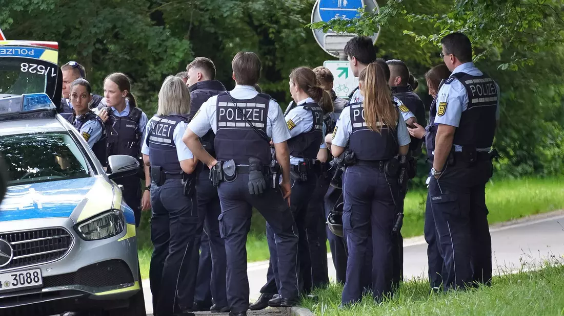 Bei einem Großeinsatz in Albstadt auf der Schwäbischen Alb haben Polizisten drei Tote und zwei Verletzte gefunden.  - Bild: Jannik Nölke/dpa