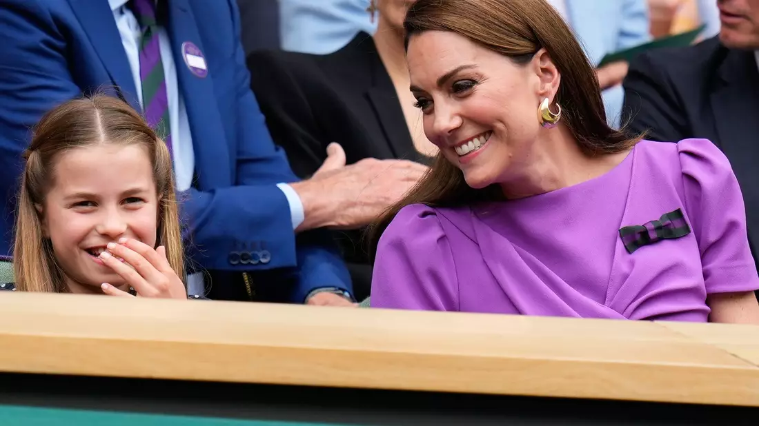 Ausgelassen auf der Tribüne: Charlotte und Kate. - Bild: Kirsty Wigglesworth/AP