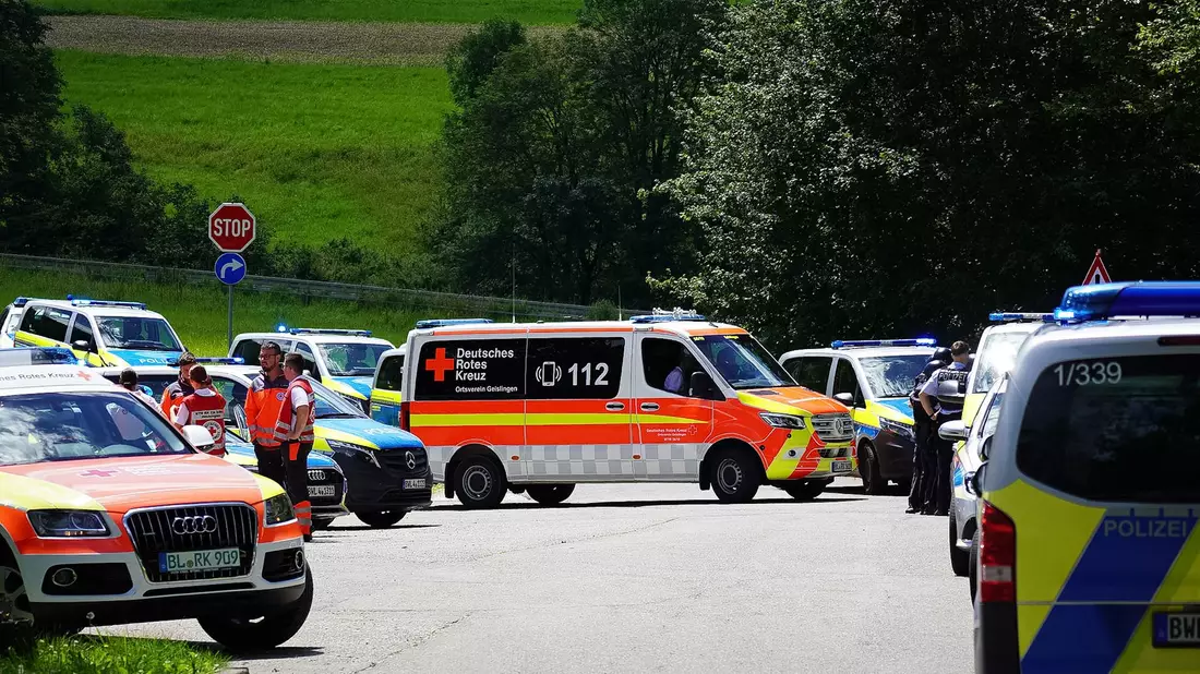Nach einer Gewalttat in Albstadt mit drei Toten und zwei Schwerverletzten dauern die Ermittlungen an. - Bild: Jannik Nölke/dpa