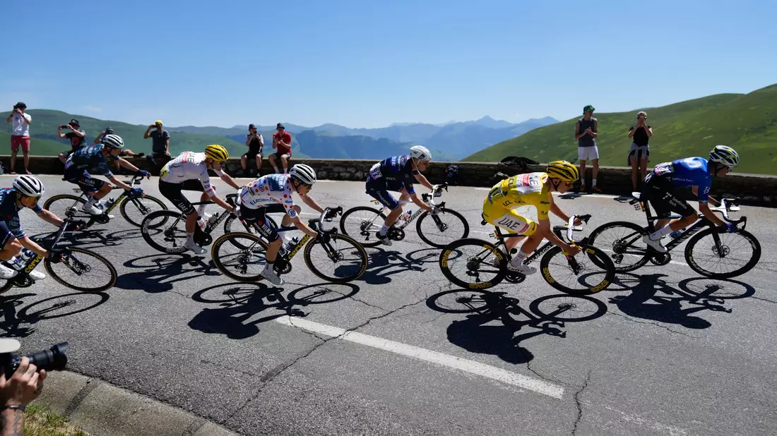 Tour-Titelverteidiger Vingegaard (l.) sammelte am Ruhetag etwas Kraft, um Rivale Tadej Pogacar (r.) doch noch gefährlich zu werden.  - Bild: Jerome Delay/AP